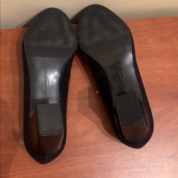 TROTTERS. Black Textured Block Heel Pumps Size 9W - Picture 5 of 8